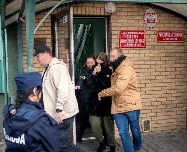 W domu głodzonej dziewczynki miało źle się dziać. Tak wynika z relacji babci Helenki