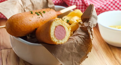 Chcesz zaskoczyć andrzejkowych gości? Podaj corn dogi, czyli parówki w kukurydzianym cieście