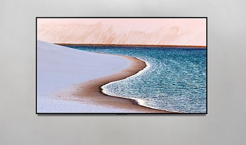LG OLED GX zawieszony na ścianie - odpowiednie wsporniki naścienne są standardowo załączone w zestawie razem z telewizorem