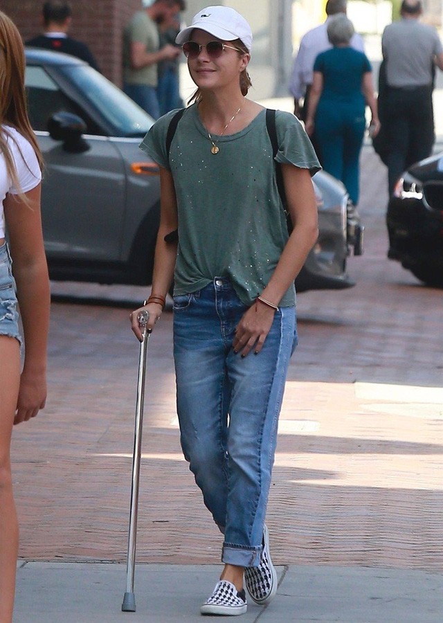 Selma Blair bottal