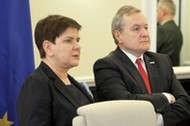 Warszawa, 19.03.2019. Ówcześni: wicepremier Beata Szydło (L) i wicepremier, minister kultury Piotr Gliński (P) przed posiedzeniem rządu.