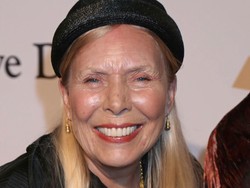 Legendarna wokalistka Joni Mitchell na intensywnej terapii