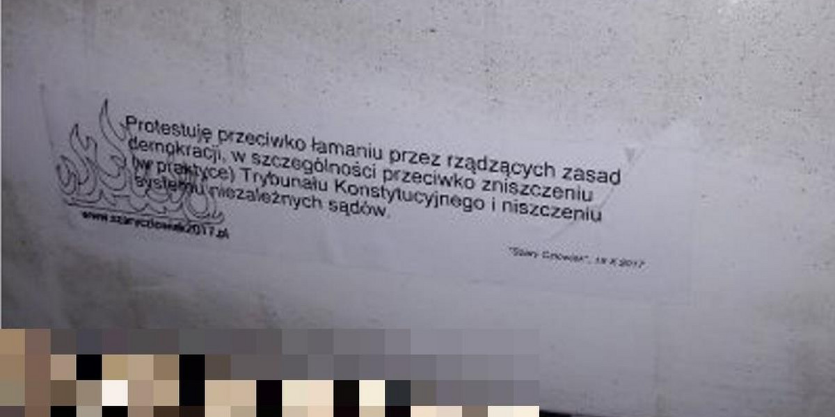 Policja okrążyła samochód TVP. Anty PiS-owska naklejka na wozie TVP