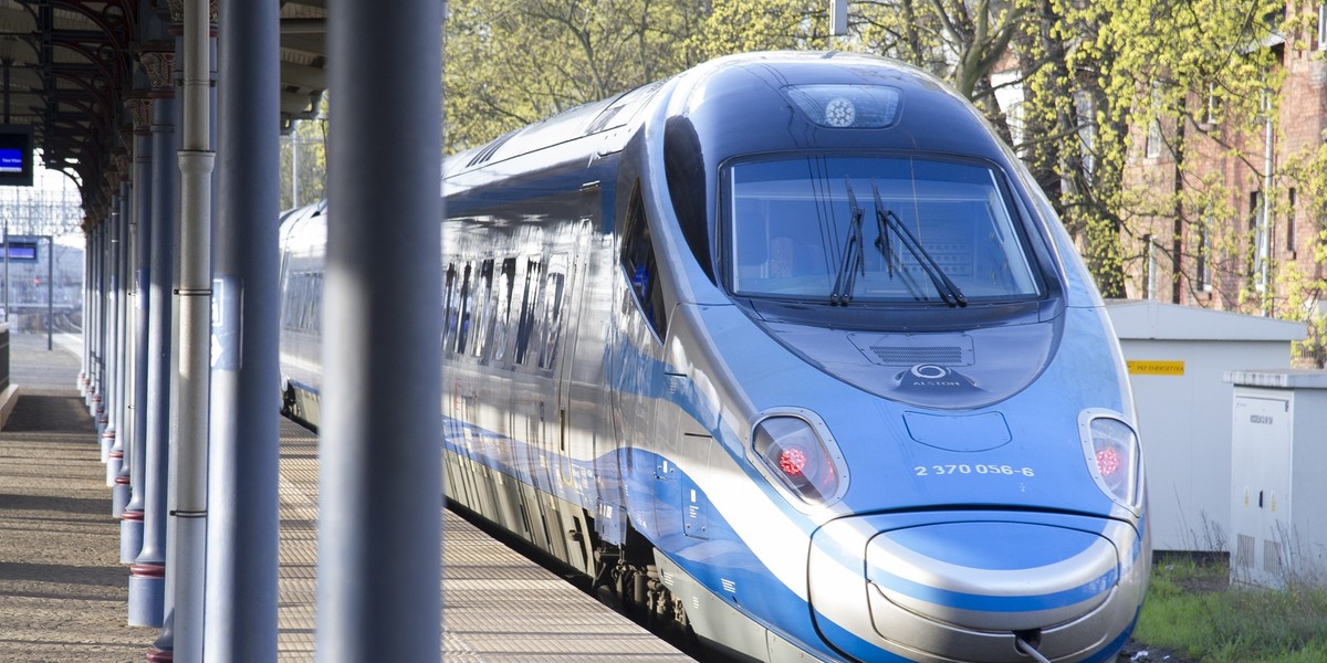 Z kupionych przez PKP Intercity składów pasażerskich tylko w Pendolino nie ma wi-fi. Usługa taka działa w pozostałych zakupionych pociągach, takich jak Dart i Flirt.