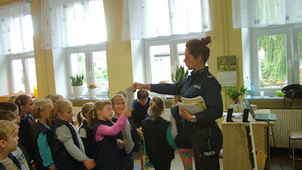 Policjanci byli organizatorami spotkania dla uczniów klas pierwszych. Edukacyjna lekcja o bezpieczeństwie, odbyła się w Różewie i "Kornelówce".