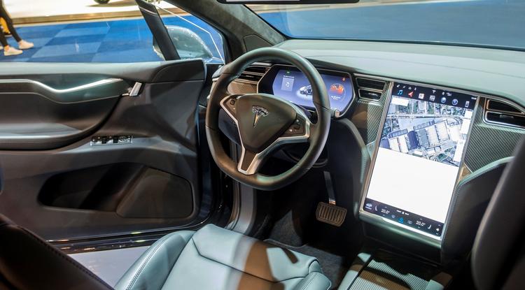 A Tesla Model X beltere az óriási érintőkijelzővel