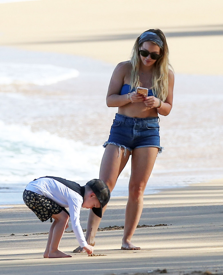 Hillary Duff na plaży z synem