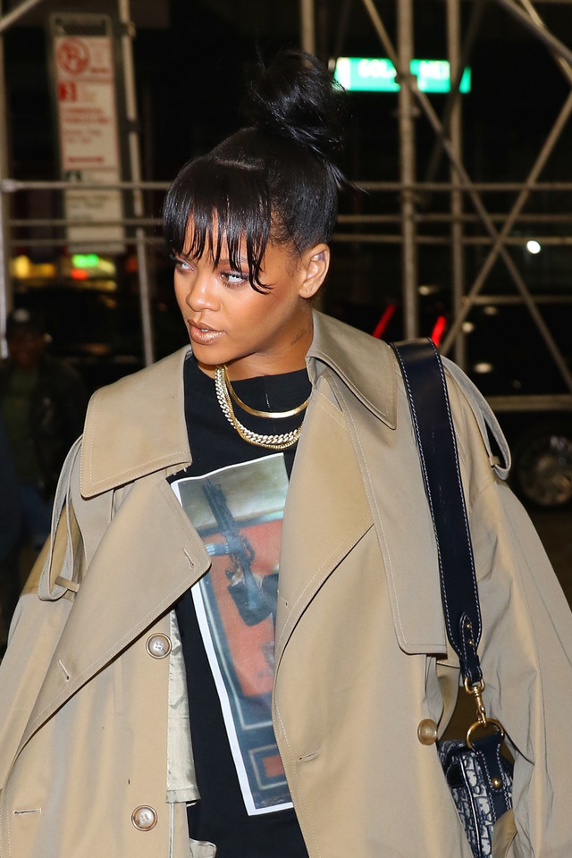 Rihanna w obszernym płaszczu i wysokich kozakach