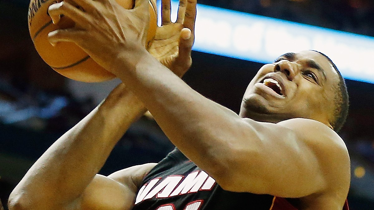 Hassan Whiteside został bohaterem spotkania Miami Heat z Chicago Bulls. Zawodnik, który przez wiele lat nieudanie próbował zadomowić się w NBA, dostał szansę od Miami Heat i w pełni ją wykorzystuje. Środkowy zanotował triple-double, a Żar wygrał z Bykami 96:84.