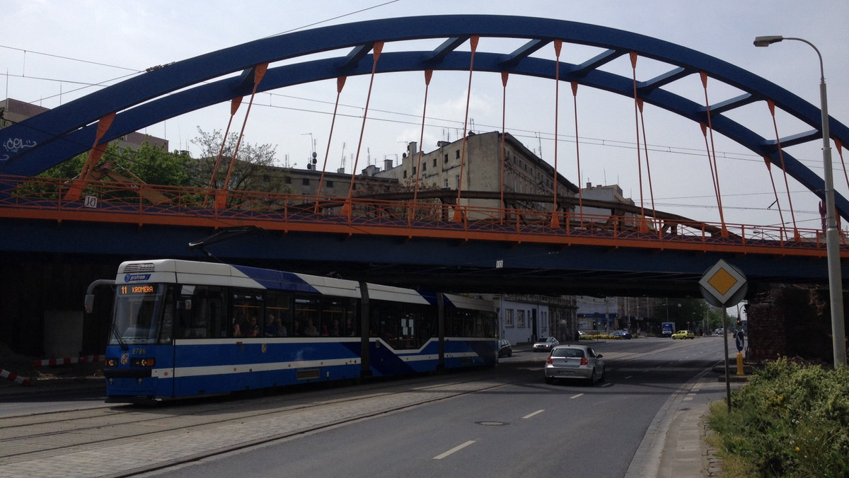 Od najbliższego poniedziałku wrocławskich pasażerów komunikacji miejskiej czeka mała rewolucja. Przez tydzień przez ul. Grabiszyńską nie będą mogły jeździć tramwaje. W tym czasie kolejarze będą demontować stary wiadukt nad ulicą. Z utrudnieniami muszą liczyć się także kierowcy.