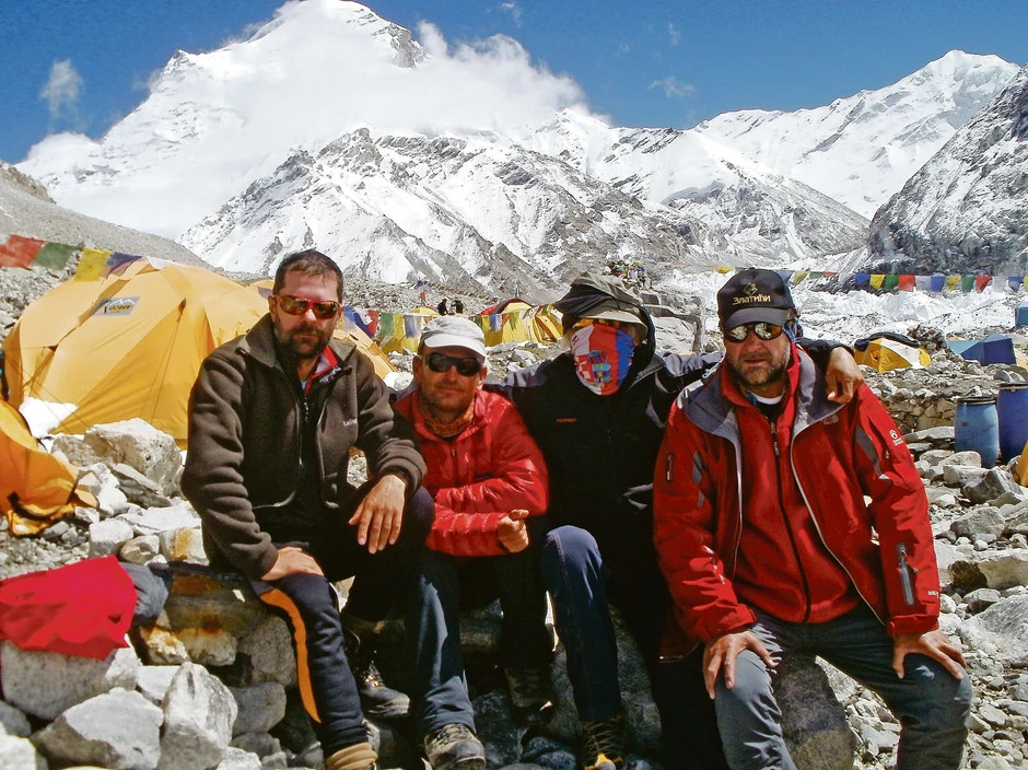 Stojković (desno) sa planinarima iz Hrvatske i Bosne