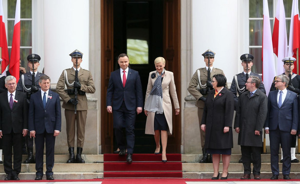Podziękował także przedstawicielom organizacji krajowych oraz polonijnych, którzy podczas uroczystości odebrali polskie flagi państwowe.