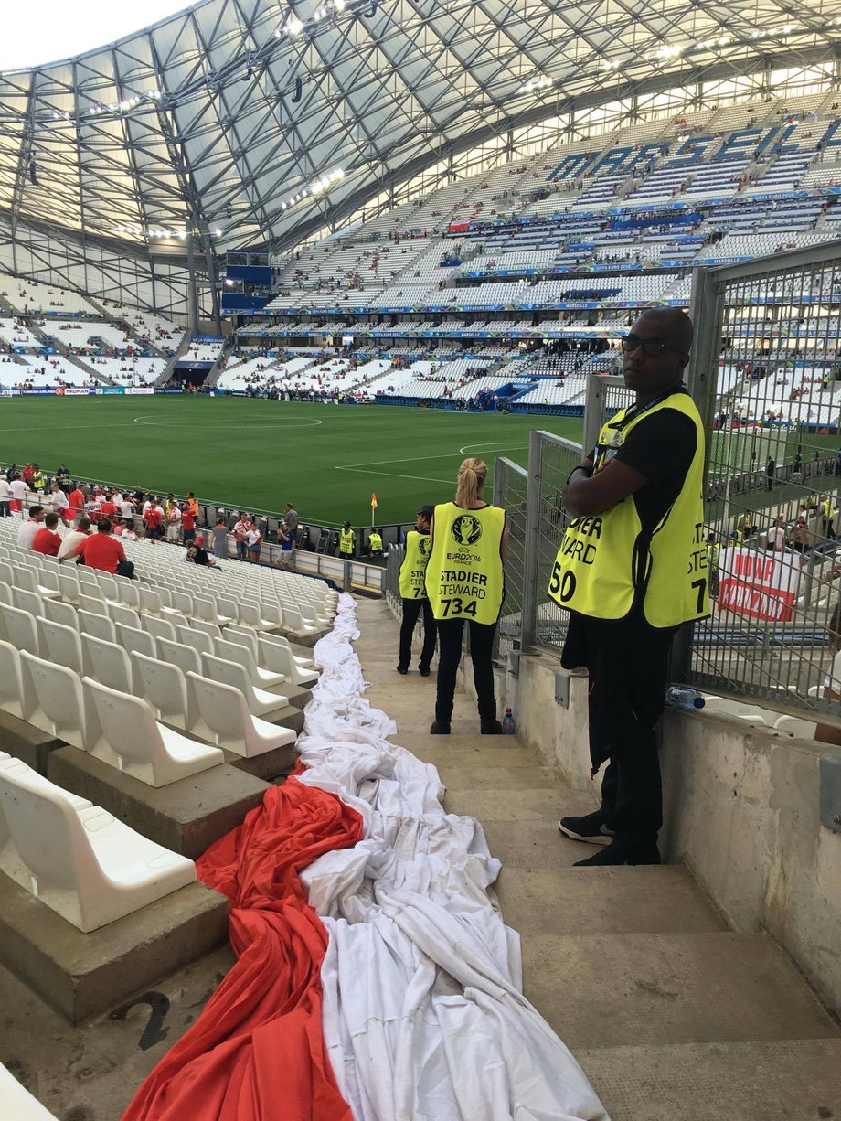 Flaga, która po raz pierwszy rozłożona została na stadionie we Wrocławiu 16 czerwca 2012 roku, w czasie meczu Polska – Czechy, teraz ma pomóc piłkarzom na Euro 2016