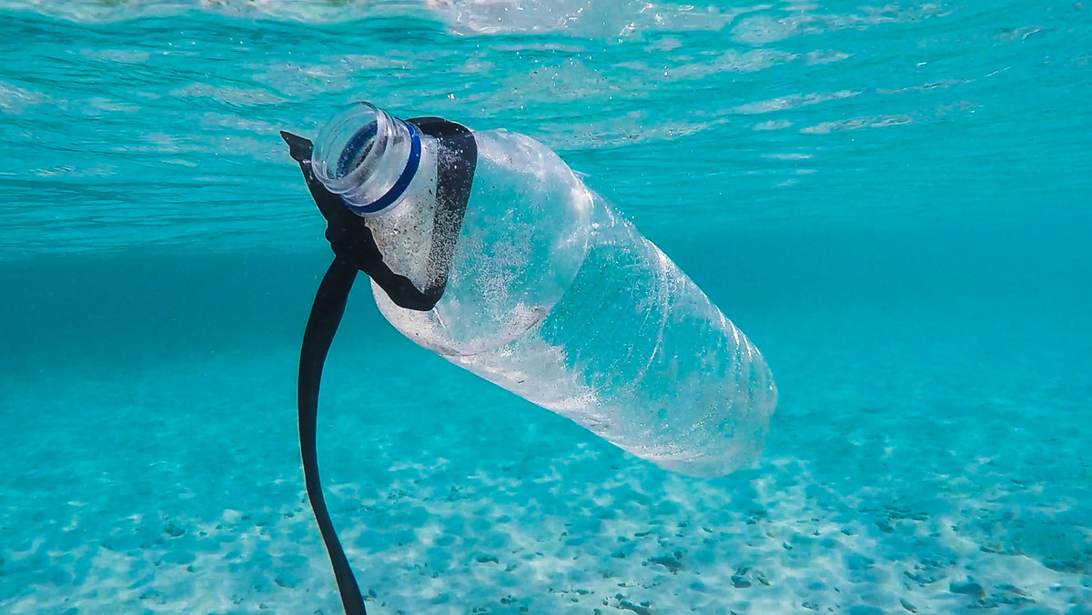 Plastik stał się naszą codziennością, widać to zwłaszcza po każdych zakupach, kiedy zostajemy z górą plastikowych opakowań. Najgorzej jest z plastikowymi butelkami po wodzie i napojach kolorowych. Latem wyrzucamy ich dziesiątki tysięcy miesięcznie, zapominając, że taka butelka rozkłada się setki lat. Czas z tym skończyć. Zdradzamy kilka sposobów na ograniczenie plastiku w naszym życiu. 