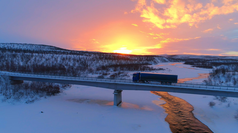 Ciężarówka na norweskiej drodze