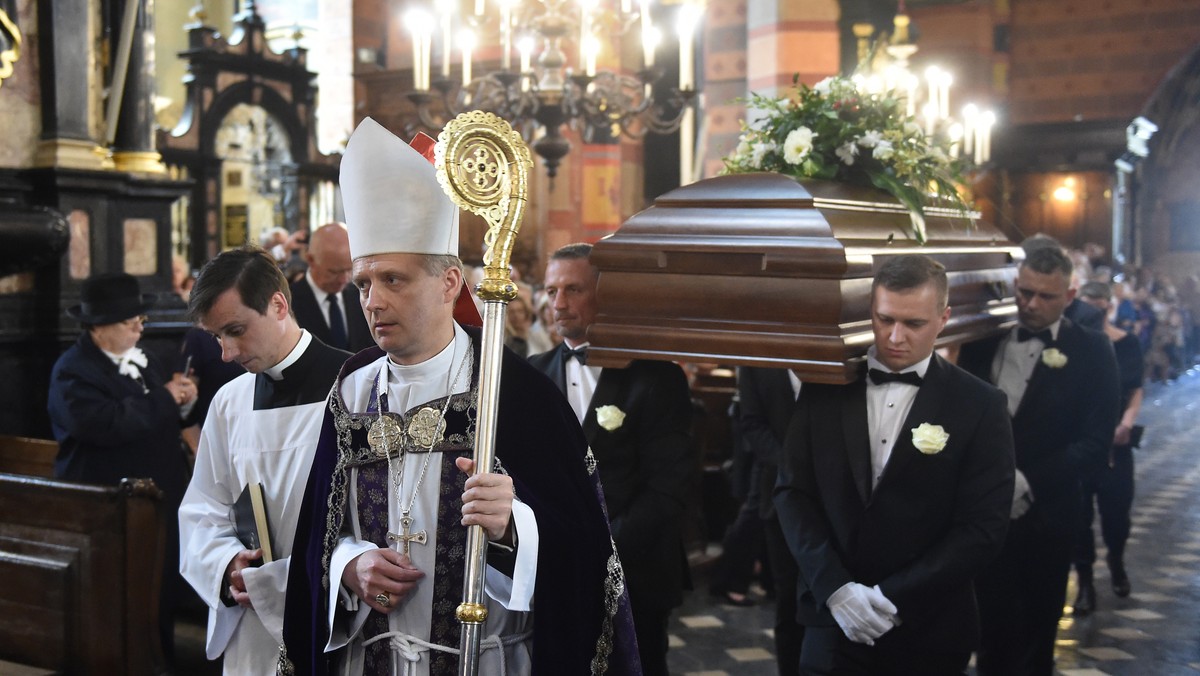 Z udziałem najbliższej rodziny, przyjaciół i wielu fanów w bazylice Mariackiej w Krakowie rozpoczęły się o godzinie 12 uroczystości pogrzebowe Zbigniewa Wodeckiego. Artysta zostanie pochowany w grobowcu rodzinnym na cmentarzu Rakowickim.