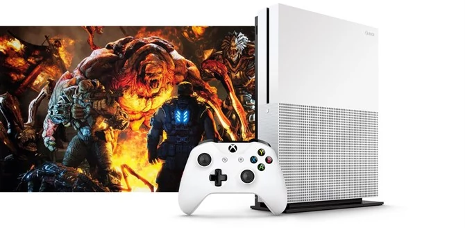 Xbox One S z opływowym kontrolerem do gier