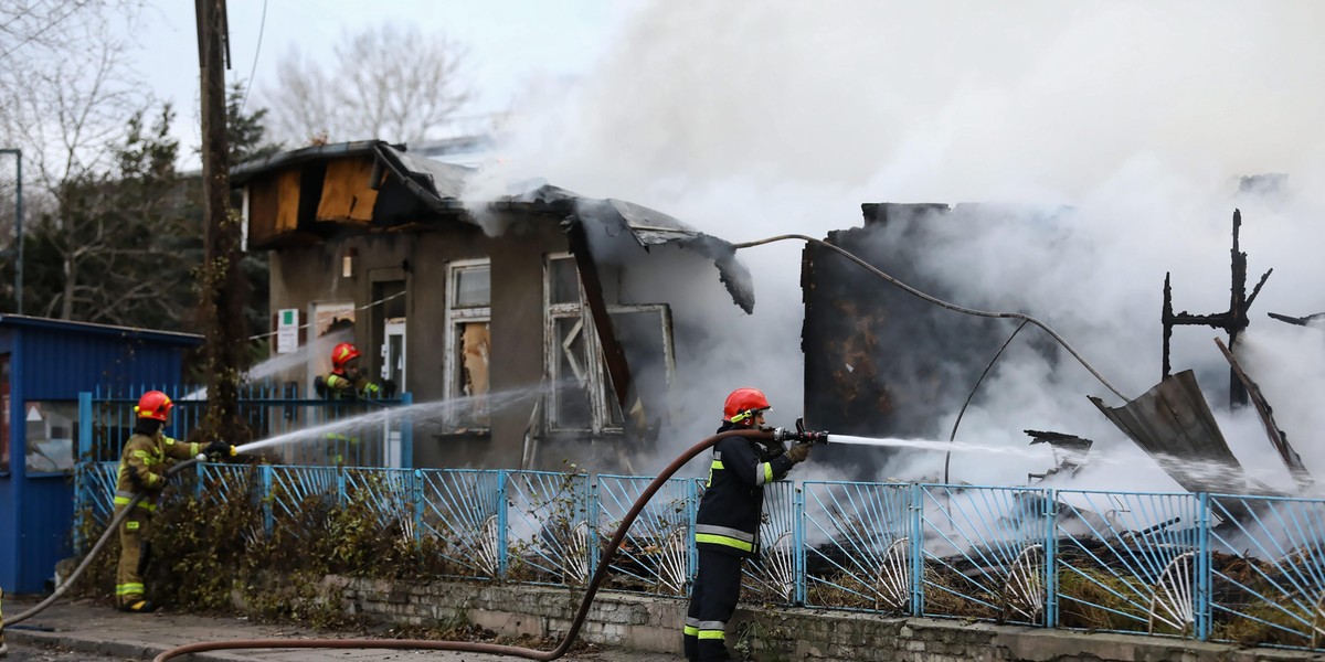 Warszawa: pożar pawilonów przy Bakalarskiej. Wybuchły fajerwerki