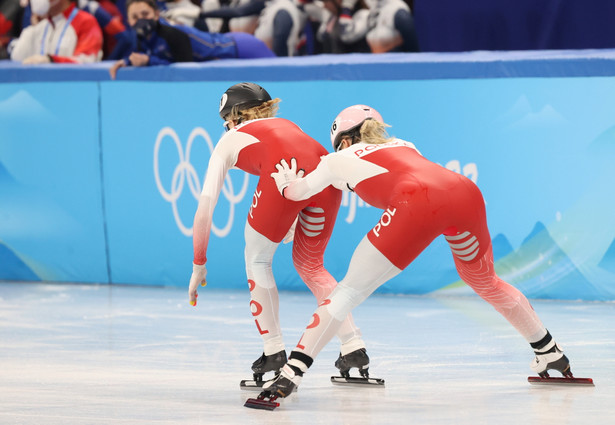 Polki Nikola Mazur (L) i Natalia Maliszewska (P) w półfinałowym biegu sztafet na 3000 m w short tracku