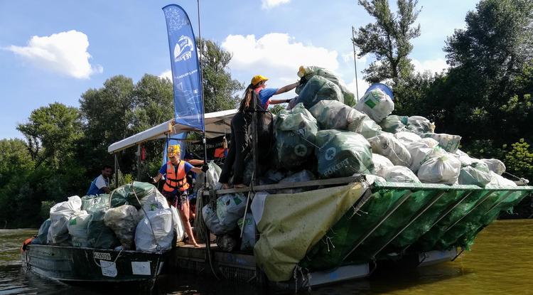 Irgalmatlan mennyiségű hulladékot szedtek ki a Tiszából: videón a tengernyi műanyag szemét