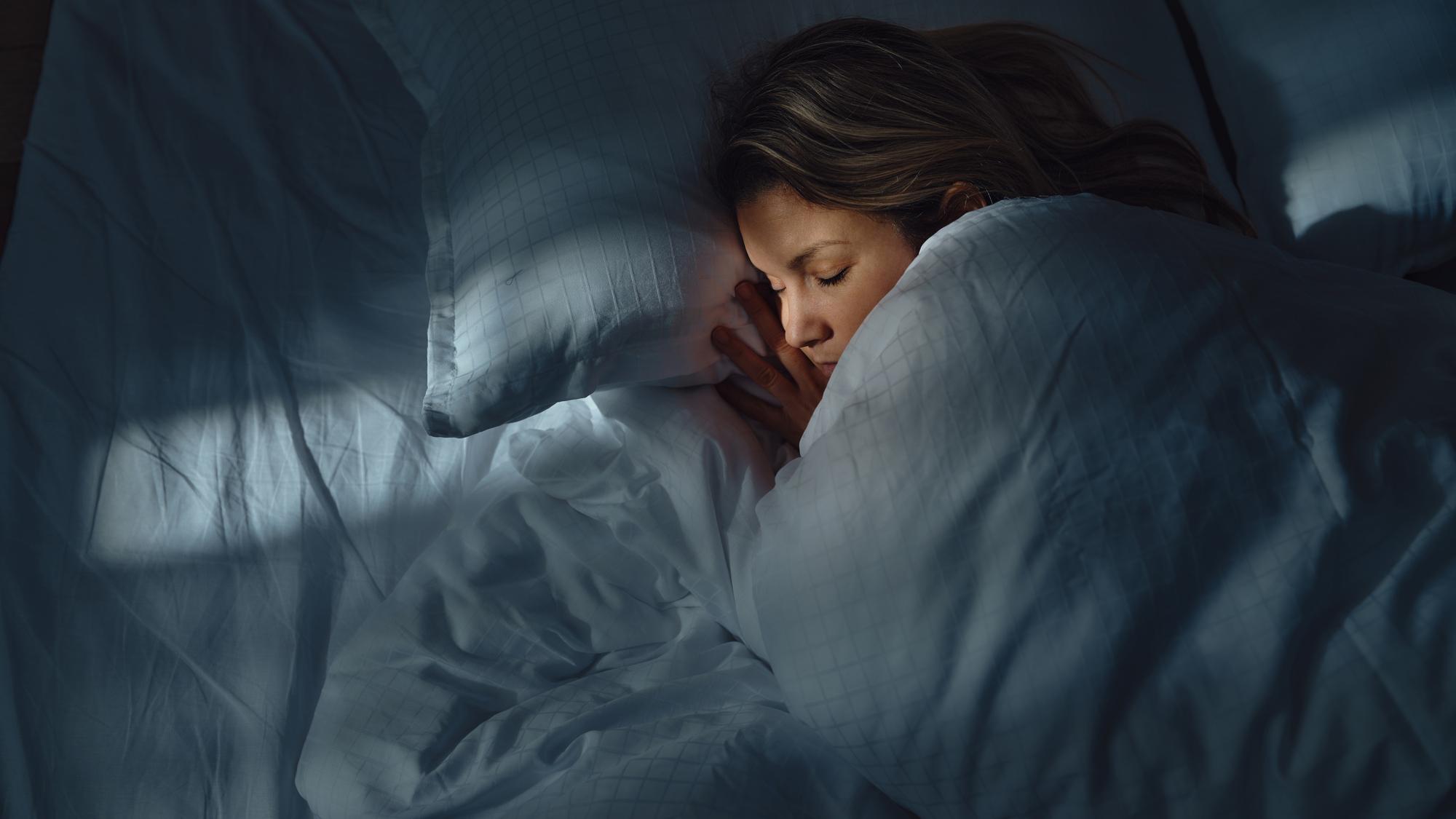Odborníci neodporúčajú spať na vankúšoch, ktoré sú vyššie ako 15 cm. (ilustračné foto)
