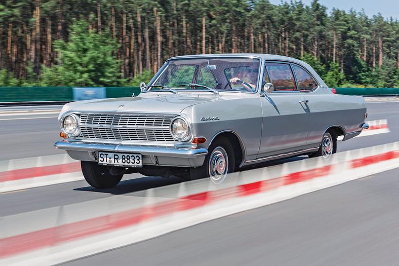 Dużo silnika, mało auta – tak przed 50 laty Opel „przyrządził” swoje pierwsze Gran Turismo.Wynik Rekorda wygląda dobrze, ale auto nie jeździ specjalnie wybitnie. Mimo to Rekord robi wrażenie