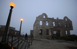 Trzymano tu najgorszych gangsterów. Więzienie Alcatraz nocą. ZDJĘCIA