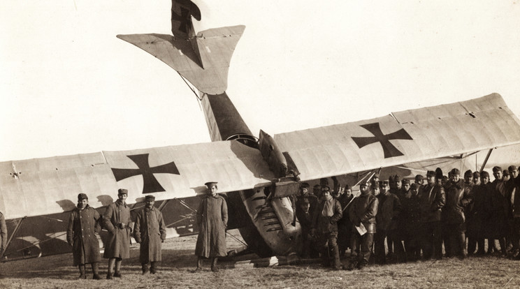 Sokan megsüvegelték a világháború repülős hősei, a több légicsatát megnyert magyar pilótától rettegtek az ellenségek /Fotó: Fortepan, Palotai Klára