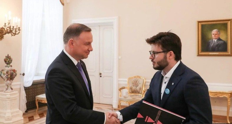 Andrzej Duda wita się z Bartoszem Staszewskim