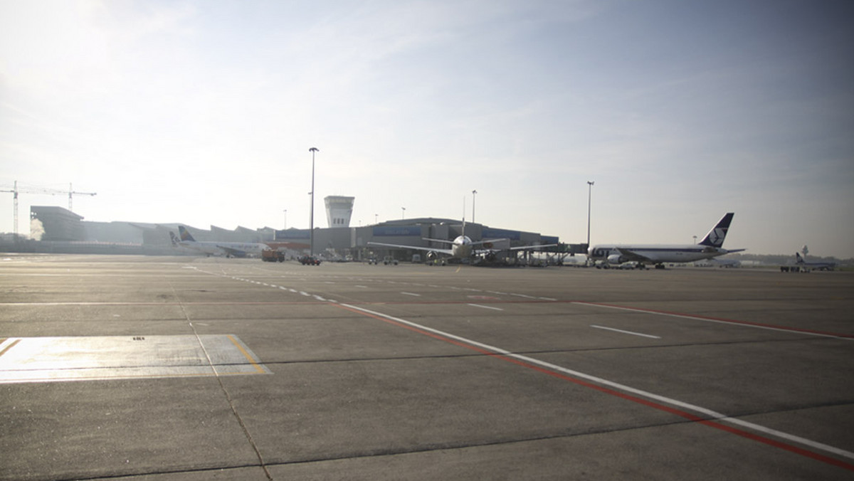 Dziesiątki rejsów odwołano w środę na paryskich lotniskach Roissy-Charles-de-Gaulle oraz Orly z powodu trwającego we Francji strajku kontrolerów lotów, oczekiwane są też opóźnienia - poinformowała administracja paryskich lotnisk (ADP).