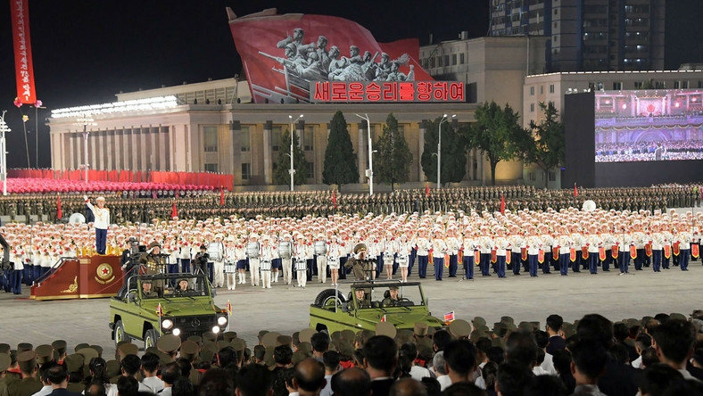 Parada militarna na placu Kim Ir Sena z okazji 75. rocznicy założenia Korei Północnej, Pjongjang, 8 września 2023 r.