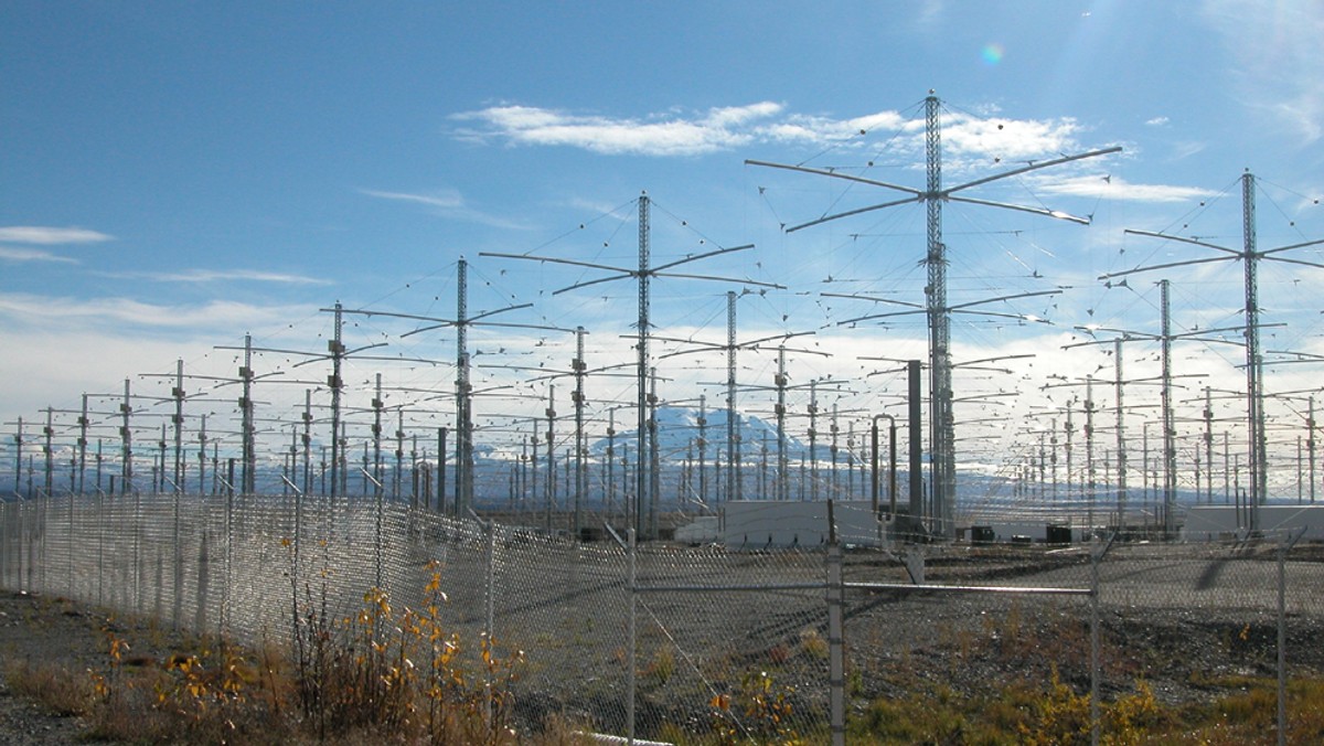 Siły Powietrzne USA zdecydowały o zamknięciu programu HAARP (ang. High Frequency Active Auroral Research Program), a wraz z nim jednej z najpopularniejszych stacji badawczych w tym kraju. Znajdujący się na Alasce obiekt jest szczególnie uwielbiany przez zwolenników teorii spiskowych, którzy przypisywali mu takie zdolności jak "kontrola umysłów, sterowanie pogodą (w tym huraganami i trzęsieniami ziemi), czy generowanie impulsów elektromagnetycznych, zdolnych do odcinania elektryczności w całych miastach".