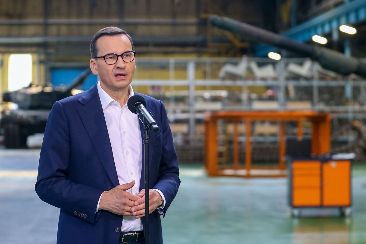 Premier Mateusz Morawiecki podczas wizyty w Zakładach Mechanicznych Bumar-Łabędy S.A. w Gliwicach