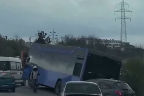 (VIDEO) DRAMA KOD MIRIJEVA! Autobus sleteo s puta i upao u kanal