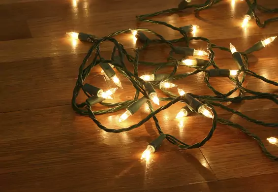 13 sposobów na dekoracje ze światełek choinkowych. Zobacz, jak je zawiesić