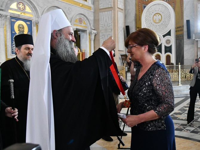 Orden Svetog Save prof. dr Nadeždi Basari uručio je patrijarh Porfirije u Hramu Svetog Save naglasivši njenu delatnu i istrajnu ljubav koju svesrdno pokazuje stručnošću, milosrđem i nesebičnim trudom pri lečenju onih koji su joj povereni, a naročito prema svojim sunarodnicima i vernicima Srpske pravoslavne crkve