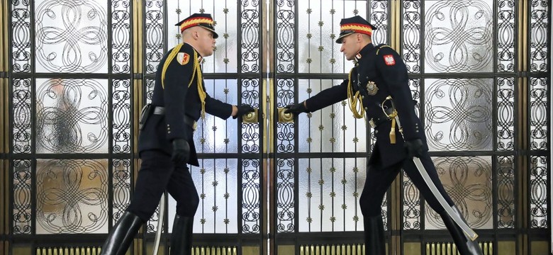 Szabla paradna, cena kosmiczna? Takiego uzbrojenia Straż Marszałkowska jeszcze nie miała