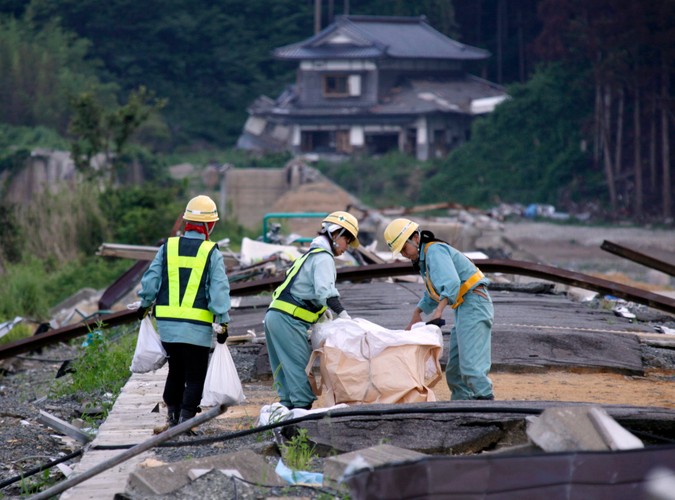 Porządkowanie zniszczonej linii kolejowej w Minamisanriku