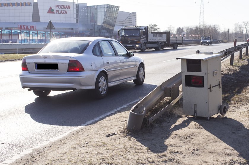 Samochód przy fotoradarze