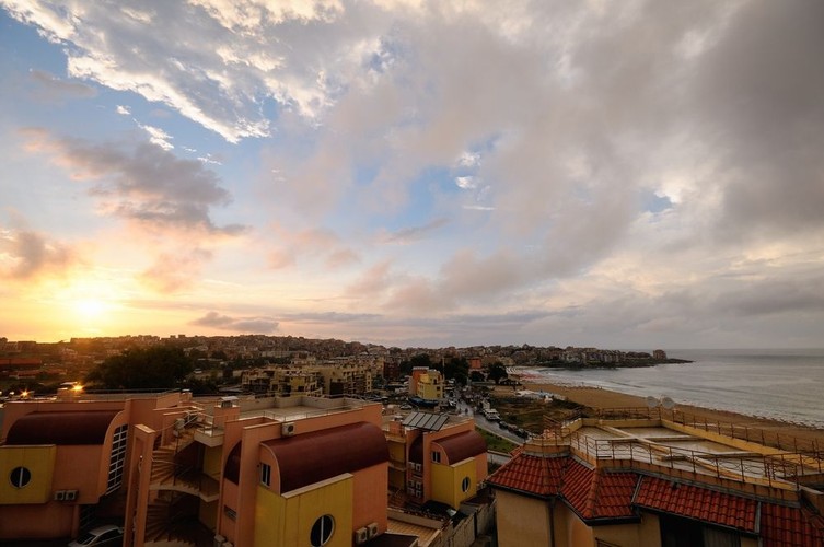 6. Bułgaria Południowo-Wschodnia (Yugoiztochen) – to najczęściej odwiedzany przez turystów region Bułgarii, a przynajmniej jego nadmorska część. Stolicą tych terenów jest nadmorski port i ośrodek turystyczny Burgas, a do najbardziej znanych miast należą kurorty Słoneczny Brzeg i Sozopol. Są one jednymi z najsłabiej zaludnionych w kraju. Dużą cześć populacji stanowią tutaj Rumunii. To drugi najbogatszy region Bułgarii. Jednak PKB per capita sięgał tu tylko 36 proc. średniej dla krajów Wspólnoty. Na zdjęciu: Burgas - stolica regionu.