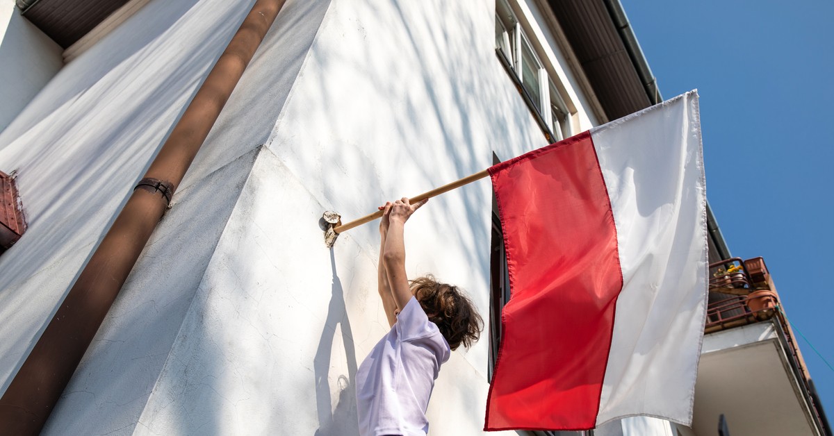 Flaga 11 listopada 2025: obowiązek wywieszenia, zasady i kary choćby do 5000 zł. Różnica między flagą a barwami