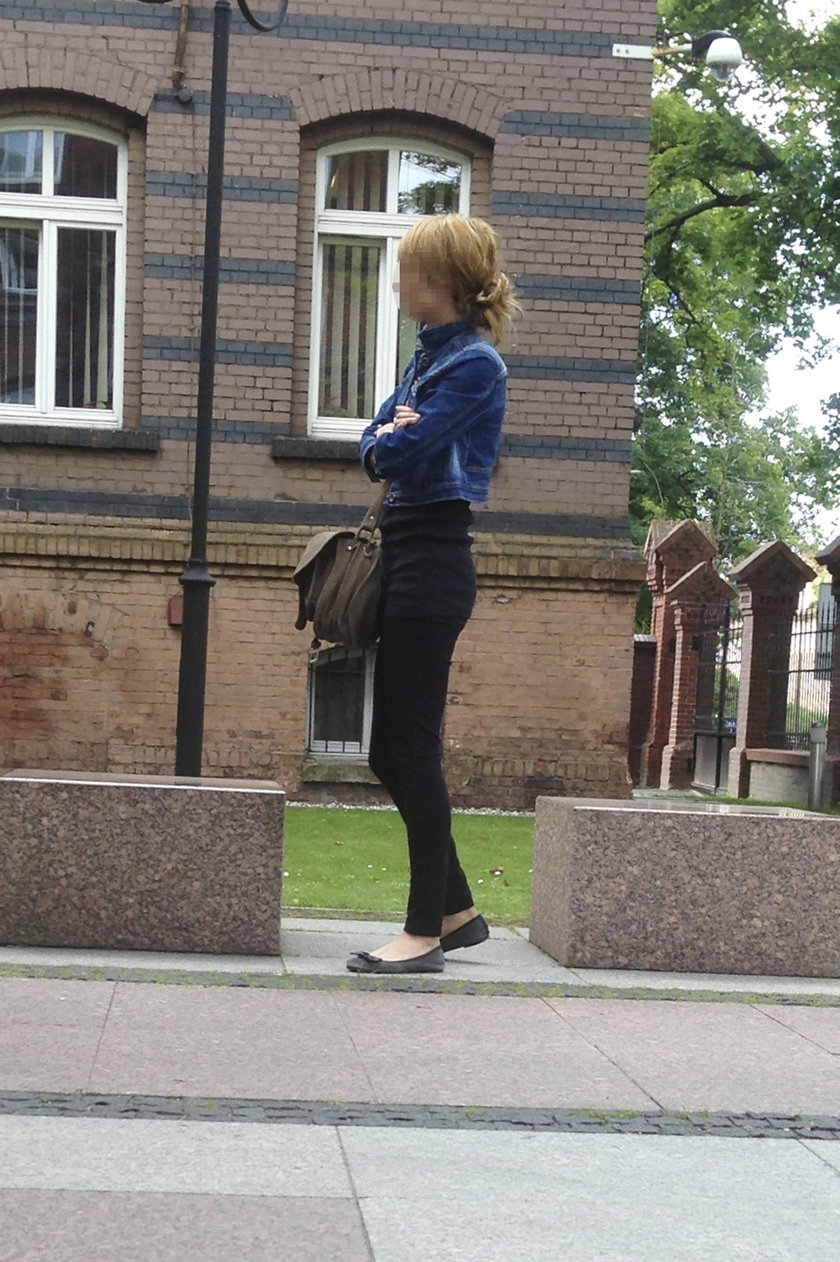 Dziewczyna przed budynkiem sądu