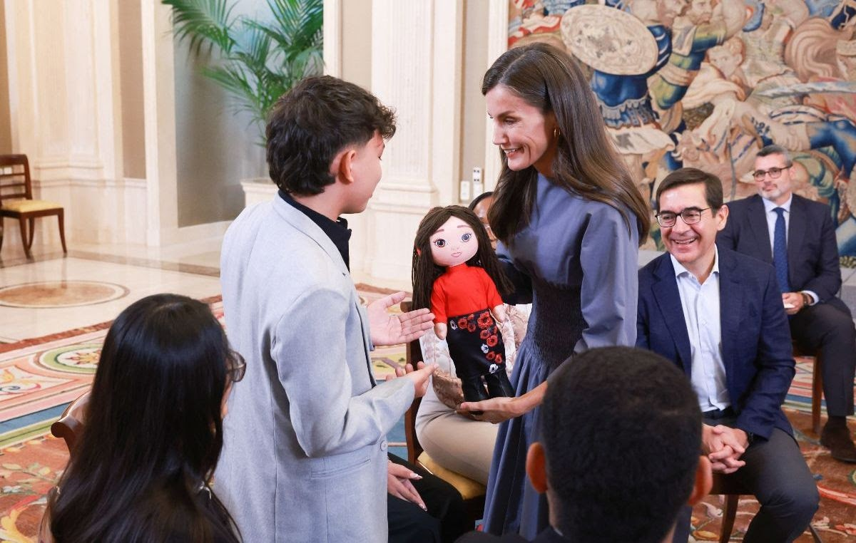Reina Letizia recibe a 10 estudiantes becados de Colombia