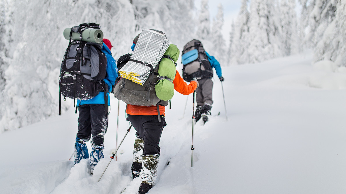 Tegoroczny sezon narciarski jak i całą zimę większość z nas spisało już na straty. Warto jednak się nie poddawać. Tegoroczna mroźna zima sprzyja zorganizowaniu prawdziwie narciarskiego dnia. Skoro nie możemy poszusować na nartach, być może to doskonały czas na spróbowanie czegoś innego. Słyszeliście o skitourach? Jest wiele miejsc, gdzie możecie spróbować nieco zaprzyjaźnić się z nartami w nowy sposób.