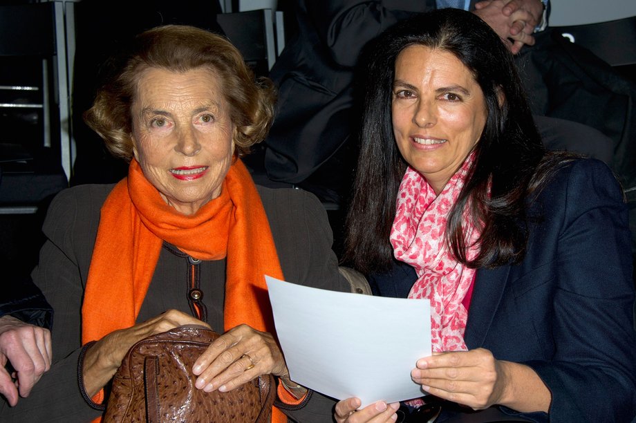 Liliane Bettencourt (po lewej) z córką Francoise Bettencourt-Meyers w 2012 roku, po zażegnaniu afery