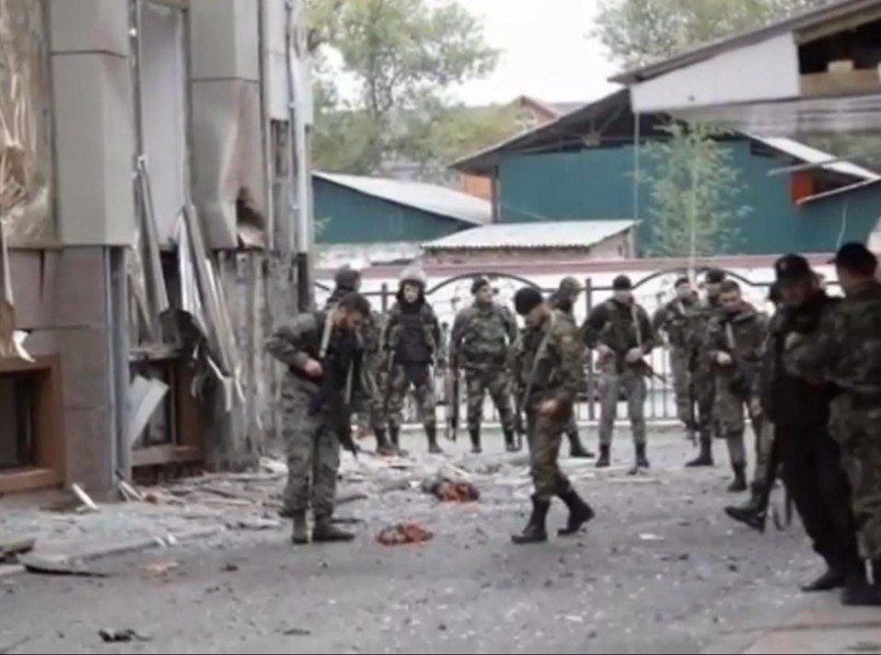 W nocy patrol policji zatrzymał w Groznym podejrzane auto. Pasażerowie, zamiast poddać się kontroli, otworzyli ogień do stróżów prawa, zabijając trzech funkcjonariuszy...