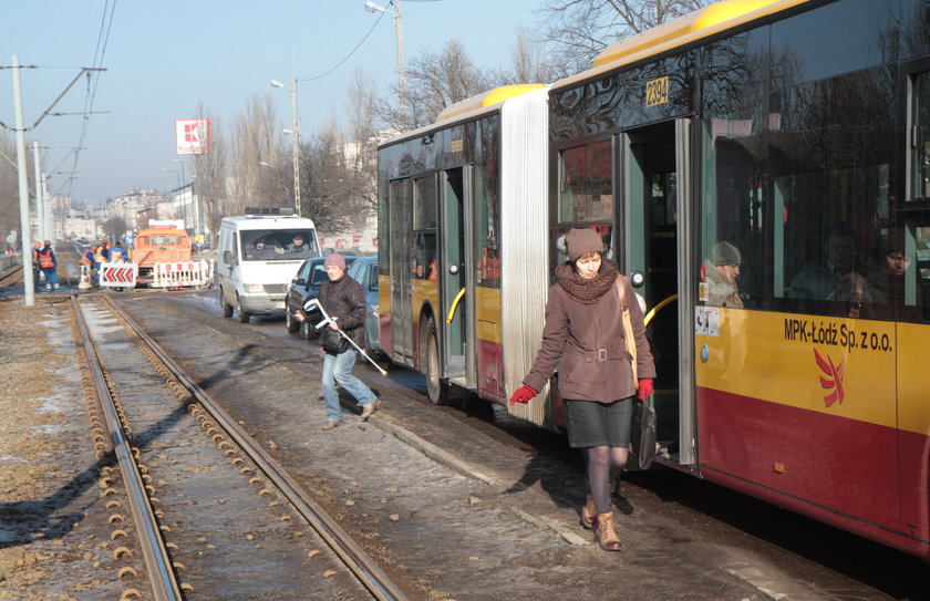 pasażerowie wysiadają z autobusu