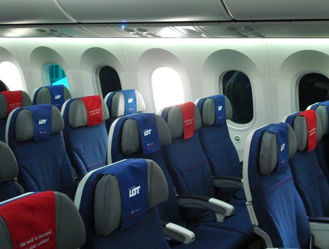 Kabina klasy ekonomicznej. Warto zwrócić uwagę na okna, które są ściemniane elektrycznie.