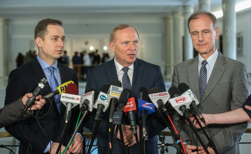 Bogdan Klich, Czesław Mroczek i Cezary Tomczyk podczas konferencji prasowej