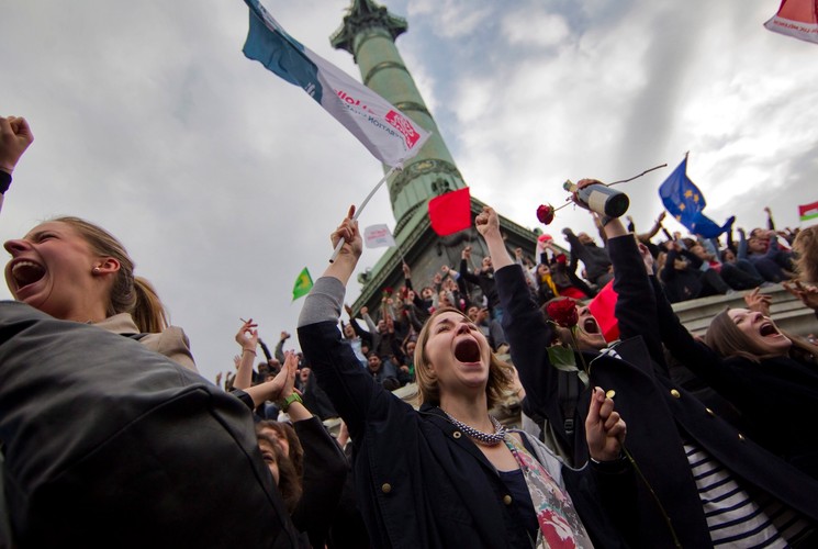 Radość wyborców kandydata socjalistów Francois Hollande'a